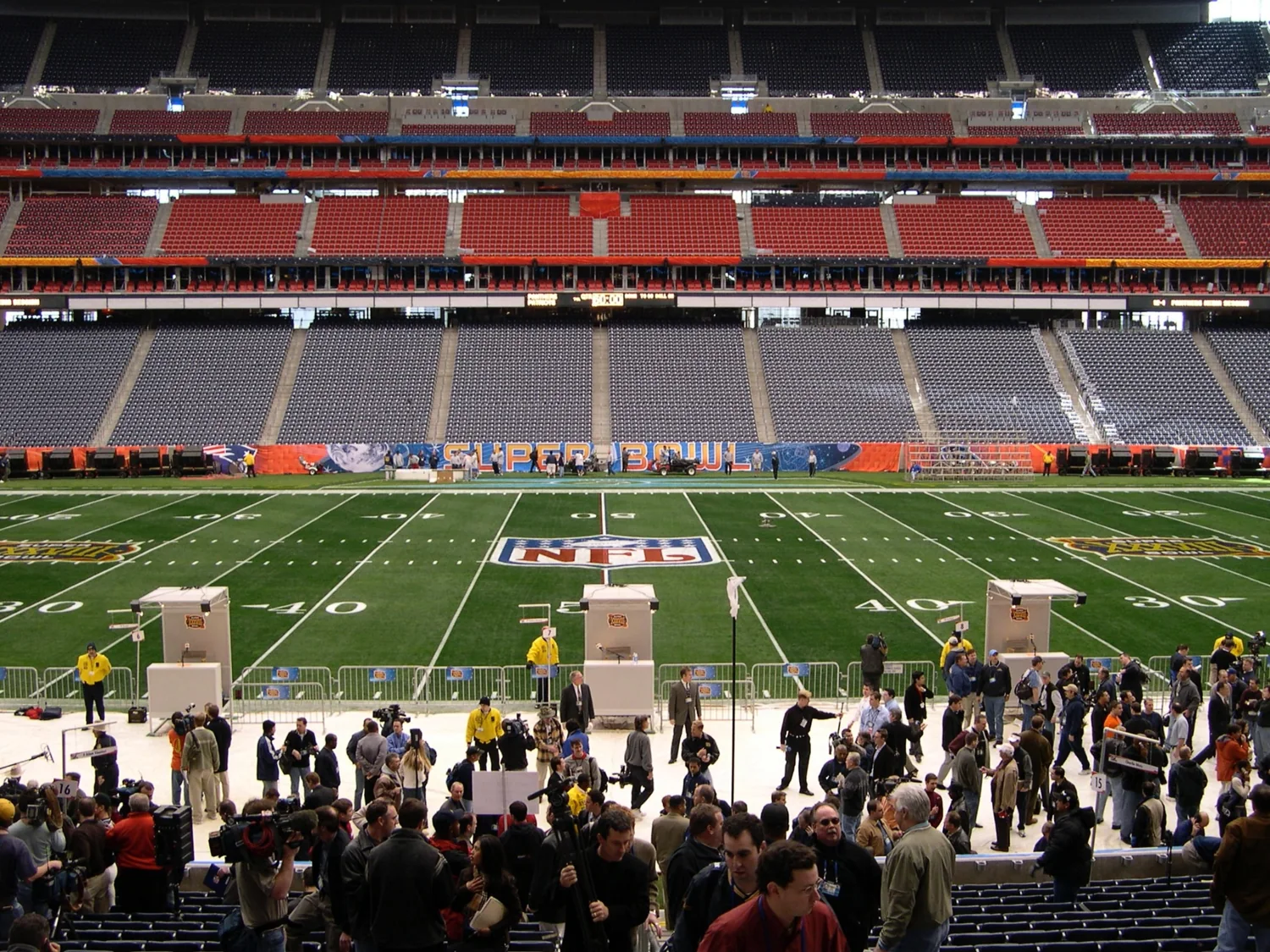 Super Bowl event atmosphere from Sergio Myers’ production archive.